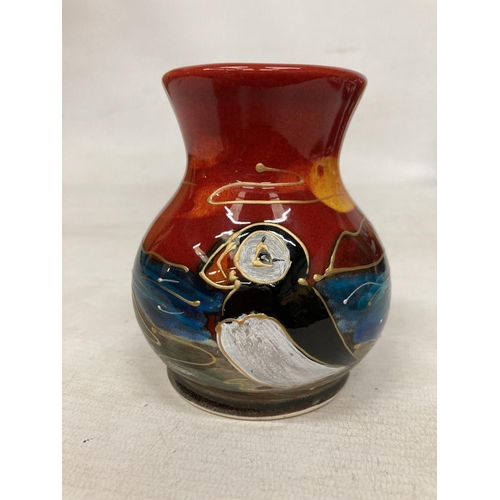 829 - AN ANITA HARRIS HAND PAINTED AND SIGNED IN GOLD PUFFIN VASE