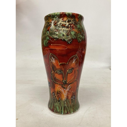 830 - AN ANITA HARRIS HAND PAINTED AND SIGNED IN GOLD FOX VASE