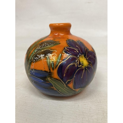 836 - AN ANITA HARRIS HAND PAINTED AND SIGNED IN GOLD DRAGONFLY VASE