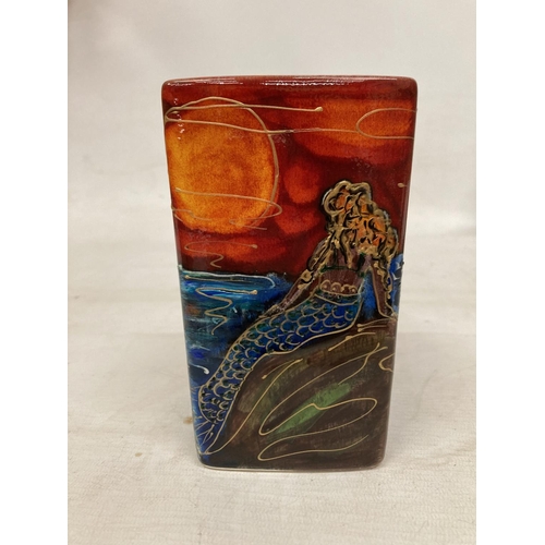 843 - AN ANITA HARRIS HAND PAINTED AND SIGNED IN GOLD MERMAID VASE