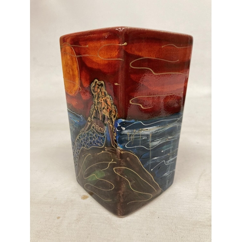 843 - AN ANITA HARRIS HAND PAINTED AND SIGNED IN GOLD MERMAID VASE