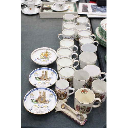 909 - A COLLECTION OF COMMEMORATIVE WARE TO INCLUDE SPODE, AYNSLEY, MUGS ETC PLUS A BOM-BOM DISH WITH A  T... 