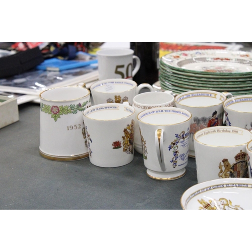 909 - A COLLECTION OF COMMEMORATIVE WARE TO INCLUDE SPODE, AYNSLEY, MUGS ETC PLUS A BOM-BOM DISH WITH A  T... 