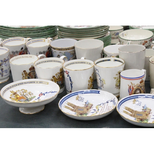 909 - A COLLECTION OF COMMEMORATIVE WARE TO INCLUDE SPODE, AYNSLEY, MUGS ETC PLUS A BOM-BOM DISH WITH A  T... 