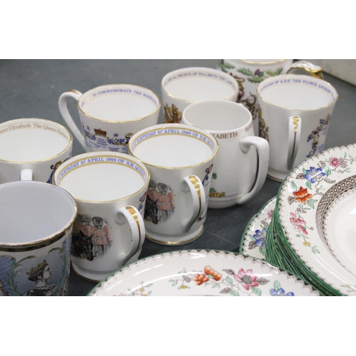 909 - A COLLECTION OF COMMEMORATIVE WARE TO INCLUDE SPODE, AYNSLEY, MUGS ETC PLUS A BOM-BOM DISH WITH A  T... 