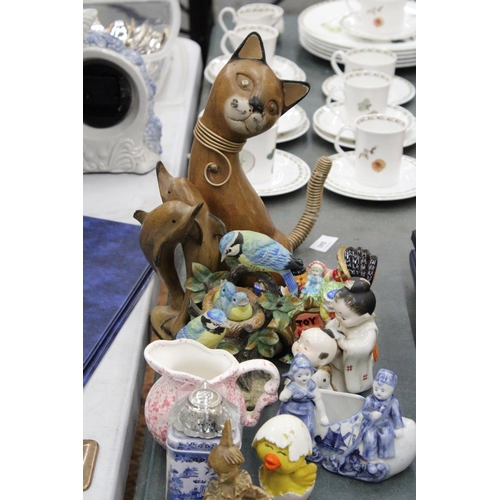 911 - A COLLECTION OF ITEMS TO INCLUDE WOODEN ANIMALS, CERAMICS FIGURES ETC