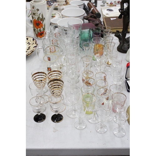 926 - A QUANTITY OF GLASSWARE TO INCLUDE SHOT GLASSES, BEER GLASSES, WINE GLASSES, SHERRY GLASSES ETC