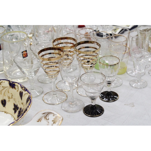 926 - A QUANTITY OF GLASSWARE TO INCLUDE SHOT GLASSES, BEER GLASSES, WINE GLASSES, SHERRY GLASSES ETC