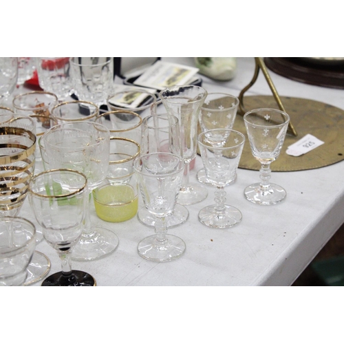 926 - A QUANTITY OF GLASSWARE TO INCLUDE SHOT GLASSES, BEER GLASSES, WINE GLASSES, SHERRY GLASSES ETC