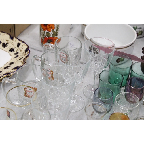 926 - A QUANTITY OF GLASSWARE TO INCLUDE SHOT GLASSES, BEER GLASSES, WINE GLASSES, SHERRY GLASSES ETC