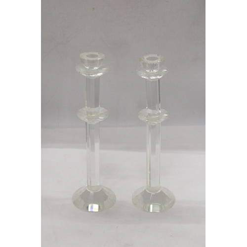 948 - A PAIR OF GLASS CANDLESTICKS, HEIGHT 34CM