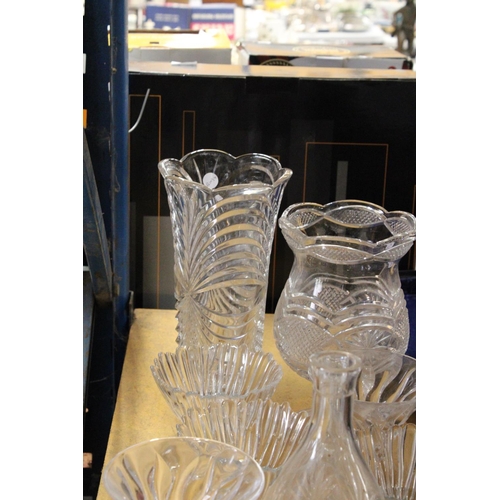 954 - A COLLECTION OF GLASSWARE TO INCLUDE VASES, CUPS, BOWLS, ETC