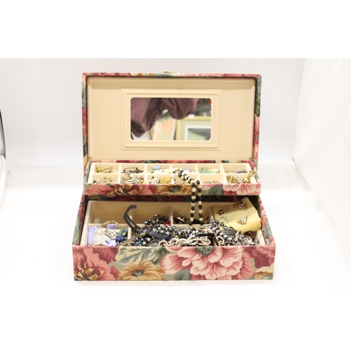 977 - A VINTAGE JEWELLERY BOX CONTAINING VARIOUS COSTUME JEWELLERY INCLUDING EARRINGS, BROOCHS, CUFFLINKS ... 