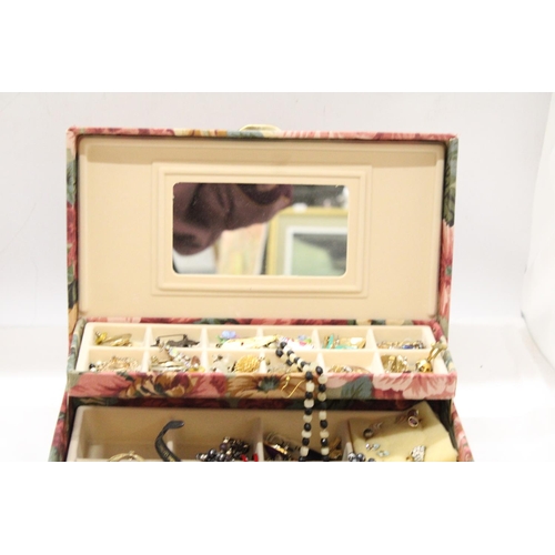 977 - A VINTAGE JEWELLERY BOX CONTAINING VARIOUS COSTUME JEWELLERY INCLUDING EARRINGS, BROOCHS, CUFFLINKS ... 