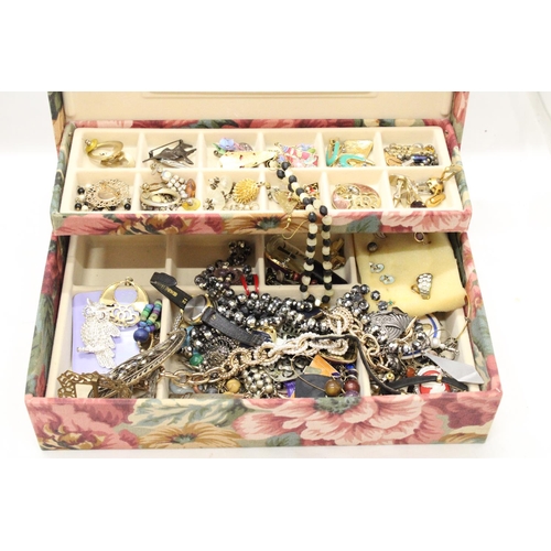 977 - A VINTAGE JEWELLERY BOX CONTAINING VARIOUS COSTUME JEWELLERY INCLUDING EARRINGS, BROOCHS, CUFFLINKS ... 