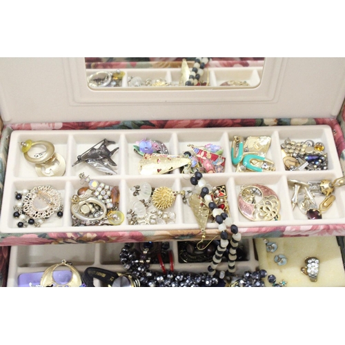 977 - A VINTAGE JEWELLERY BOX CONTAINING VARIOUS COSTUME JEWELLERY INCLUDING EARRINGS, BROOCHS, CUFFLINKS ... 