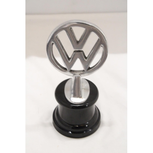 1007 - A CHROME VW LOGO ON A BASE, HEIGHT 21CM