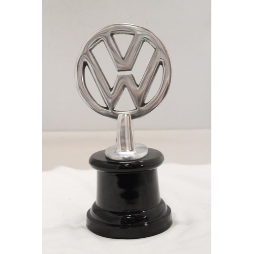 1007 - A CHROME VW LOGO ON A BASE, HEIGHT 21CM