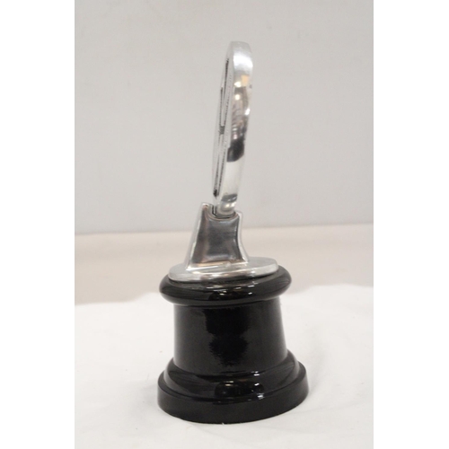 1007 - A CHROME VW LOGO ON A BASE, HEIGHT 21CM