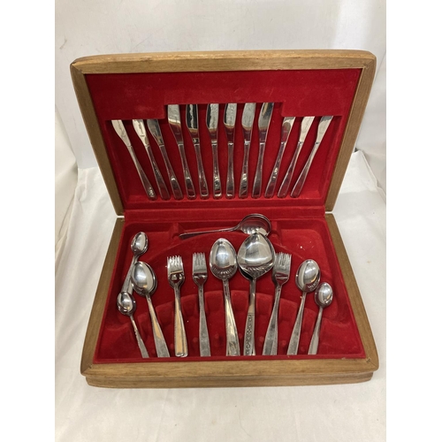 1058 - A CANTEEN OF CUTLERY IN AN OAK CASE