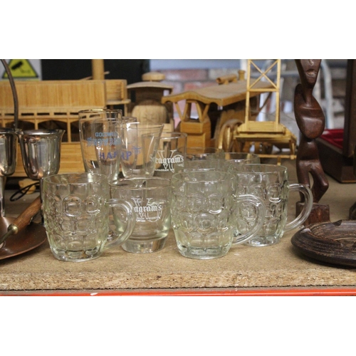 1112 - A MIXED LOT OF GLASSWARE TO INCLUDE BEER BARREL TANKARDS, SEAGRAM'S CANADIAN WHISKY GLASSES ETC