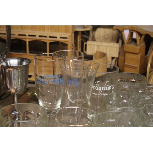 1112 - A MIXED LOT OF GLASSWARE TO INCLUDE BEER BARREL TANKARDS, SEAGRAM'S CANADIAN WHISKY GLASSES ETC