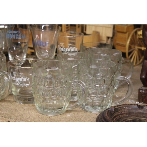 1112 - A MIXED LOT OF GLASSWARE TO INCLUDE BEER BARREL TANKARDS, SEAGRAM'S CANADIAN WHISKY GLASSES ETC