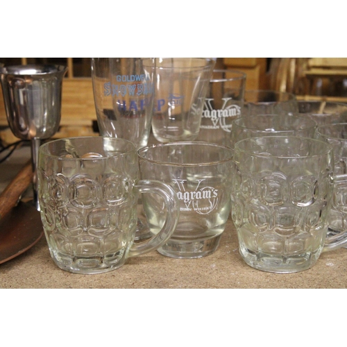 1112 - A MIXED LOT OF GLASSWARE TO INCLUDE BEER BARREL TANKARDS, SEAGRAM'S CANADIAN WHISKY GLASSES ETC