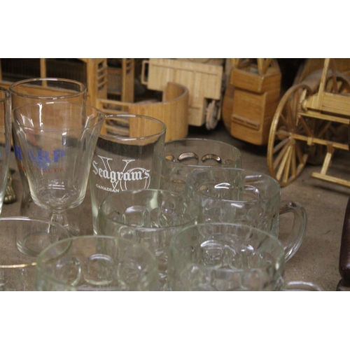 1112 - A MIXED LOT OF GLASSWARE TO INCLUDE BEER BARREL TANKARDS, SEAGRAM'S CANADIAN WHISKY GLASSES ETC