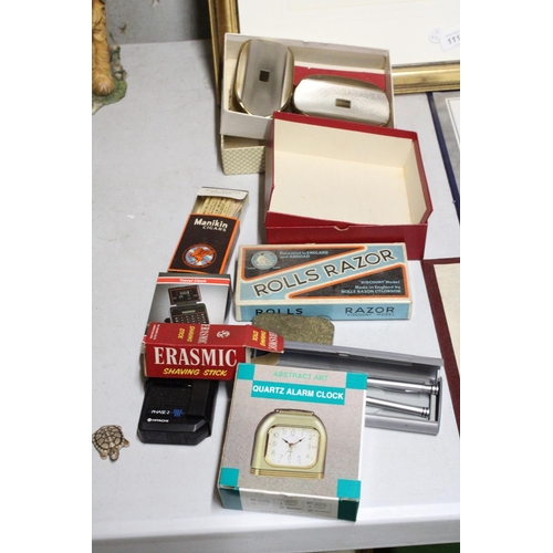 1119 - A MIXED LOT OF VINTAGE COLLECTABLES TO INCLUDE A BOXED QUARTZ ALARM CLOCK, A ERASMIC SHAVING STICK, ... 