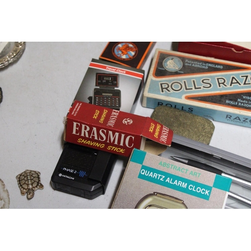 1119 - A MIXED LOT OF VINTAGE COLLECTABLES TO INCLUDE A BOXED QUARTZ ALARM CLOCK, A ERASMIC SHAVING STICK, ... 