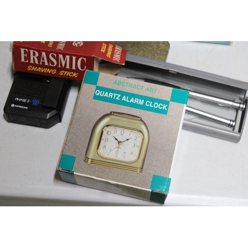 1119 - A MIXED LOT OF VINTAGE COLLECTABLES TO INCLUDE A BOXED QUARTZ ALARM CLOCK, A ERASMIC SHAVING STICK, ... 