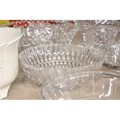 1167 - FIVE VINTAGE GLASS BOWLS AND A CAKE PLATE