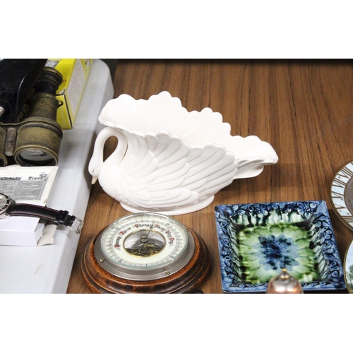 1174 - A MIXED LOT TO INCLUDE THREE CABINET PLATES, A SWAN PLANTER, BRASS LETTER OPENERS, STUDIO POTTERY PL... 