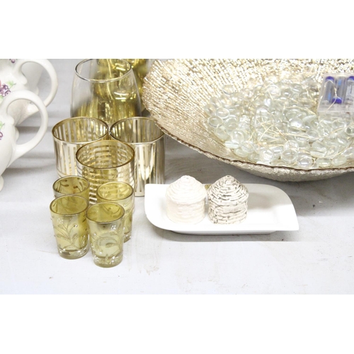 1176 - A QUANTITY OF GLASSWARE TO INCLUDE A LARGE RIBBED BOWL, GLASSES AND TUMBLERS WITH GILT BAND PATTERN,... 