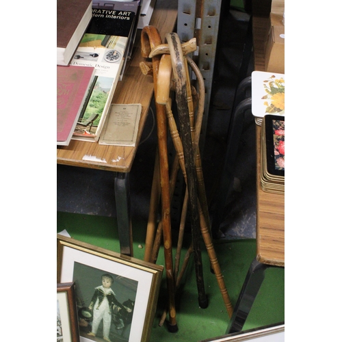 1209 - A QUANTITY OF EIGHT VINTAGE WOODEN WALKING STICKS