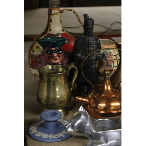 1220 - A MIXED LOT TO INCLUDE WEDGWOOD JASPERWARE CANDLESTICKS, COPPER AND BRASS, A WARRIOR FIGURE, WINE FL... 