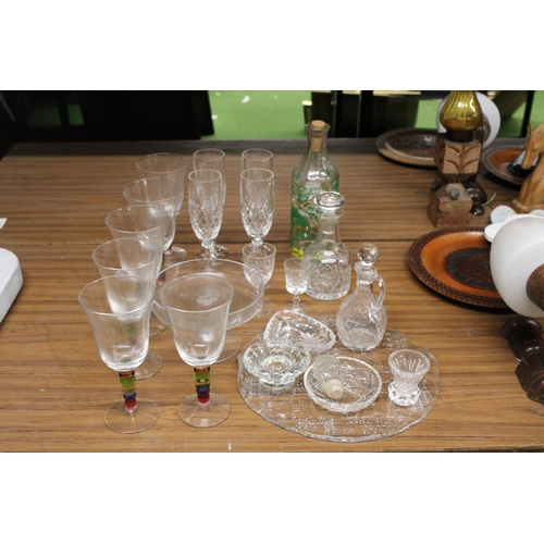 1252 - A LARGE QUANTITY OF GLASSWARE TO INCLUDE WINE GLASSES, VINEGAR BOTTLE WITH STOPPER, CHEESEBOARD, CAN... 