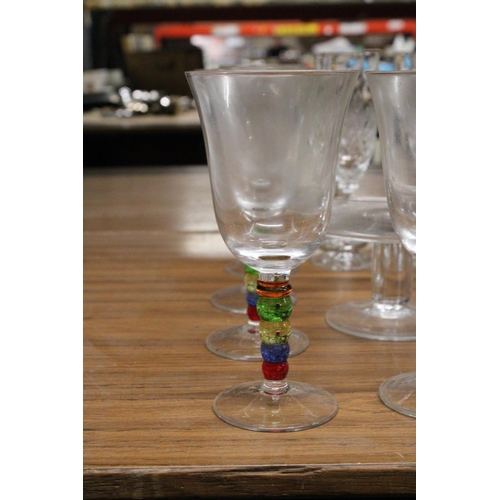 1252 - A LARGE QUANTITY OF GLASSWARE TO INCLUDE WINE GLASSES, VINEGAR BOTTLE WITH STOPPER, CHEESEBOARD, CAN... 