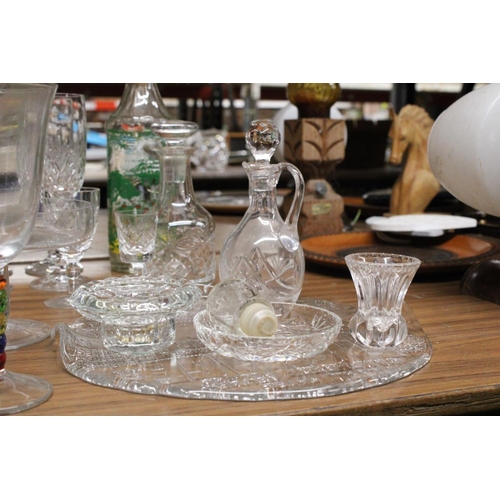 1252 - A LARGE QUANTITY OF GLASSWARE TO INCLUDE WINE GLASSES, VINEGAR BOTTLE WITH STOPPER, CHEESEBOARD, CAN... 