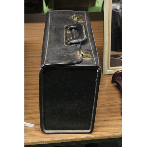 1261 - A VINTAGE BLACK BRIEFCASE