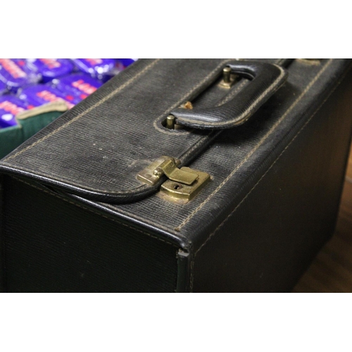 1261 - A VINTAGE BLACK BRIEFCASE