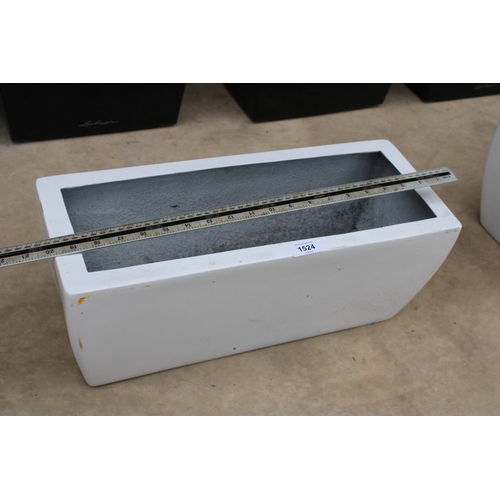 1524 - A SINGLE WHITE LOW FIBRE GLASS TROUGH PLANTER (H:20 L:49CM)