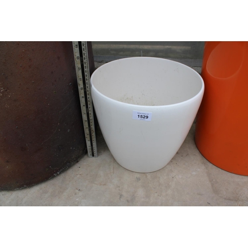 1529 - A LOW WHITE PLASTIC CIRCULAR LECHUZA PLANTER (H:26CM D:28CM)