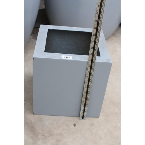 1542 - A LOW GREY FIBRE GLASS SQUARE PLANTER (H:30CM W:30CM)