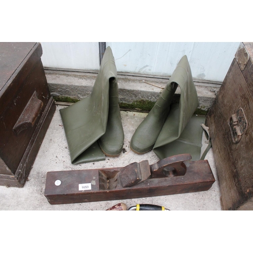 1653 - AN ASSORTMENT OF ITEMS TO INCLUDE WADERS, BRACE DRILLS AND A WOOD PLANE ETC