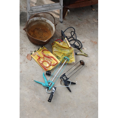 1923 - AN ASSORTMENT OF ITEMS TO INCLUDE AN ALUMINIUM STEP LADDER, A JAM PAN AND JUMP LEADS ETC