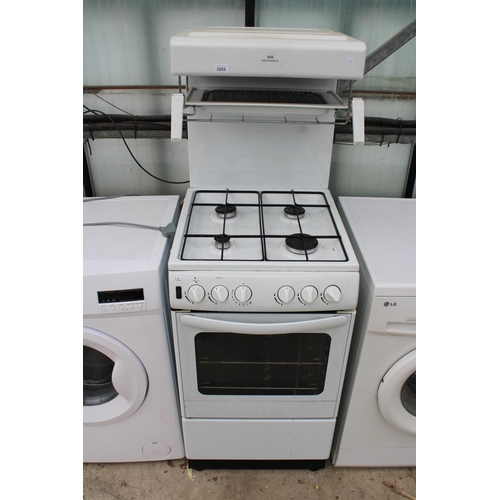 2252 - A WHITE NEWWORLD GAS OVEN AND HOB