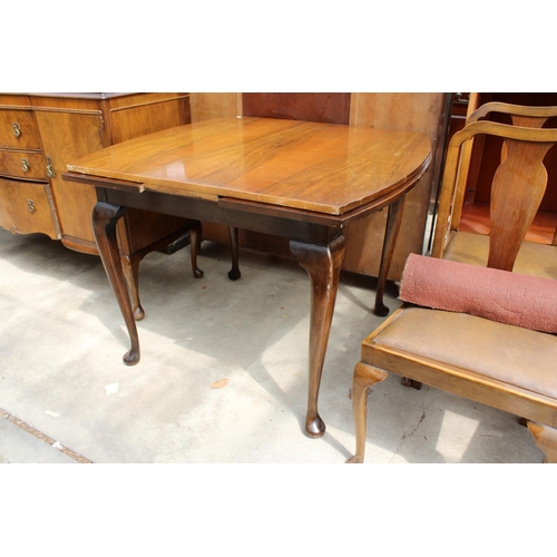 2989 - A MID 20TH CENTURY WALNUT DINING SUITE COMPRISING DRAW LEAF TABLE, FOUR CHAIRS AND SIDEBOARD