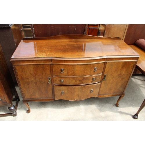 2989 - A MID 20TH CENTURY WALNUT DINING SUITE COMPRISING DRAW LEAF TABLE, FOUR CHAIRS AND SIDEBOARD